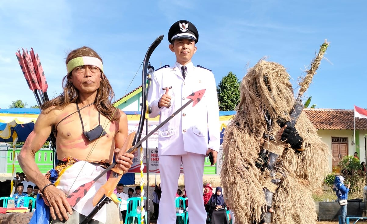 Puluhan Sosok Misterius Bergabung dalam Karnaval Budaya di Kuningan