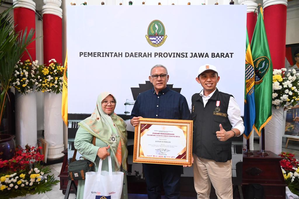 Gubernur Jawabarat Memberikan Penghargaan Paralegal Justice Award Kepada Kertayasa