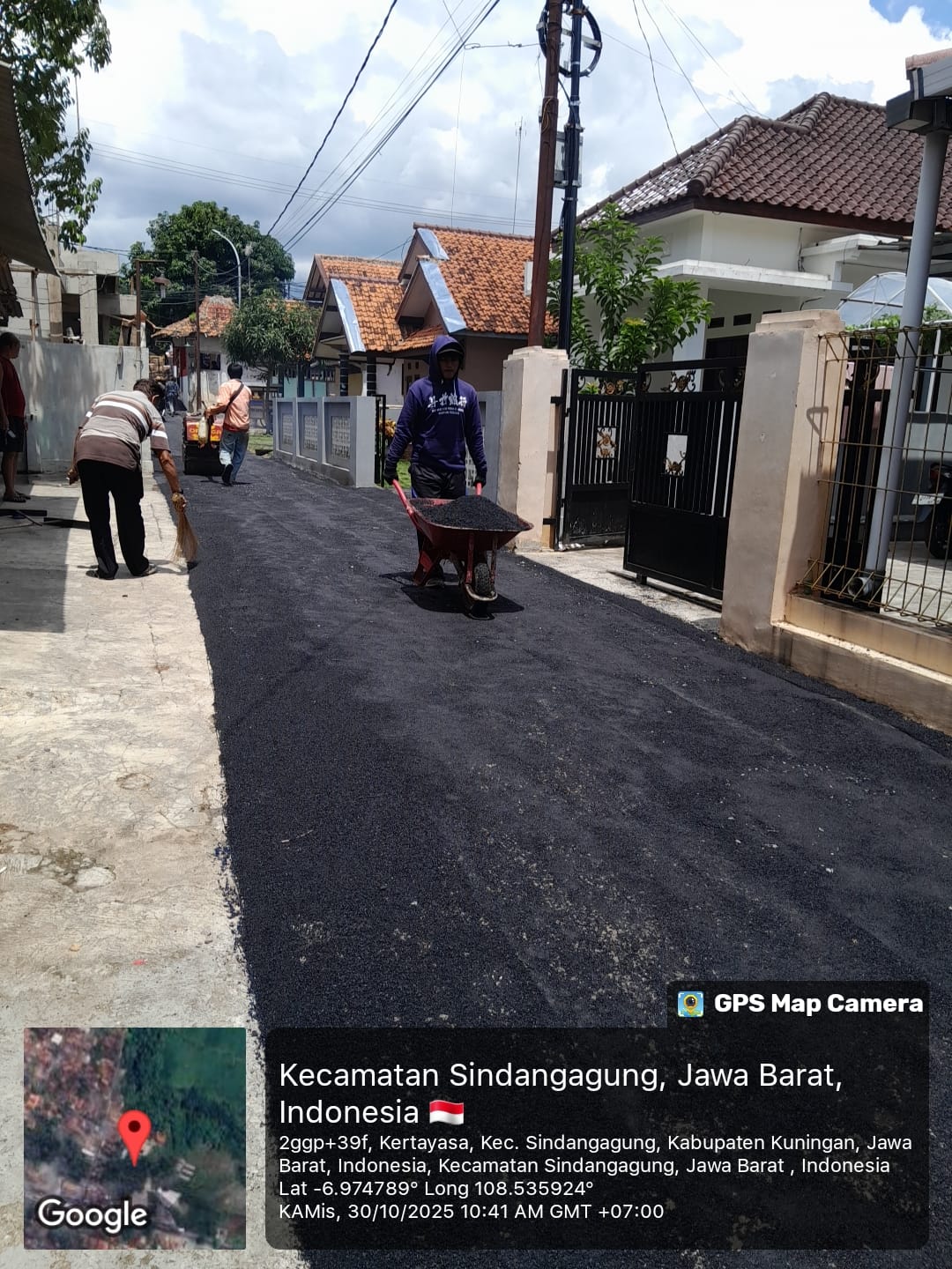 PEMERINTAH DESA KERTAYASA ASPAL JALAN DESA DAN GANG PERMUKIMAN, SELARAS DENGAN VISI JAWA BARAT ISTIMEWA DAN KUNINGAN MELESAT