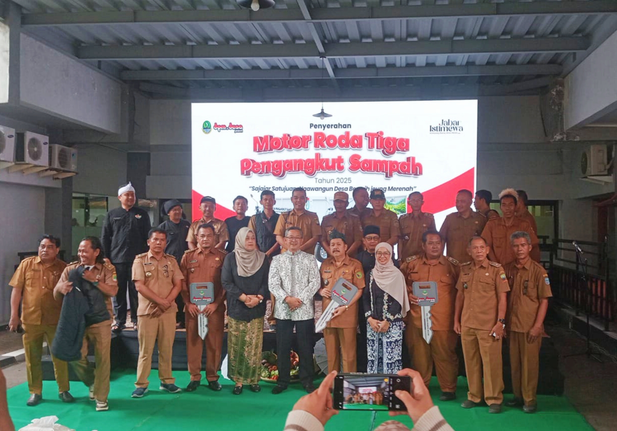 Desa Kertayasa Terima Bantuan Motor Roda Tiga Pengangkut Sampah dari DPMD Jawa Barat