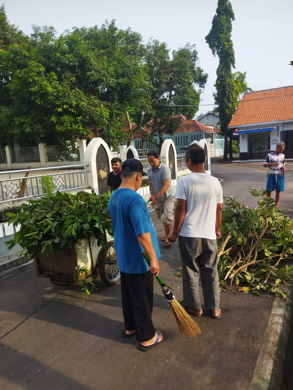 Pemerintah Desa Kertayasa Peringati Hari Bhakti Desa dengan Gotong Royong dan PMT Kesehatan