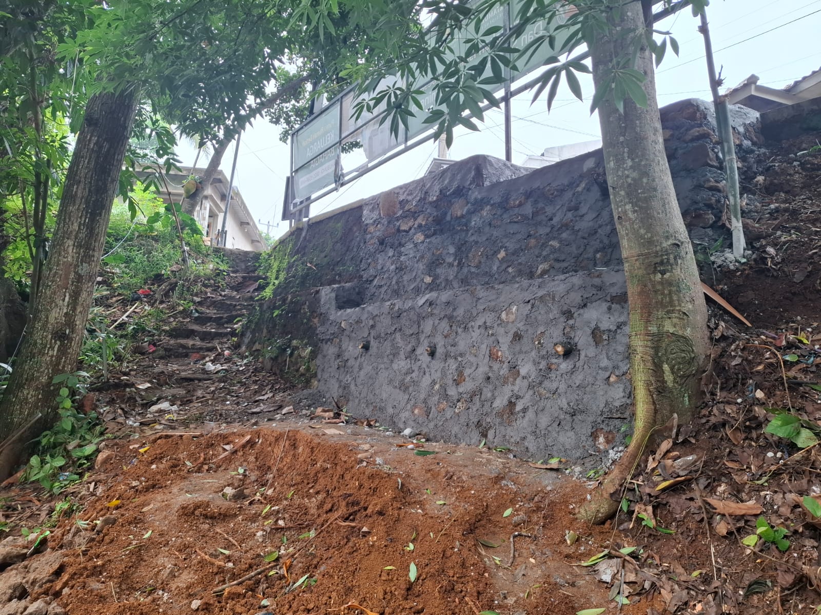 Pemdes dan Warga Kertayasa Bangun TPT Secara Swadaya, Atasi Jalan Longsor yang Belum Tertangani