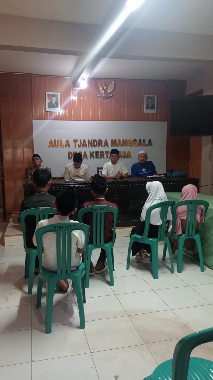 Wujud Kepedulian Umat, Pemdes Kertayasa Santuni Puluhan Anak Yatim dalam Rangkaian PHBI