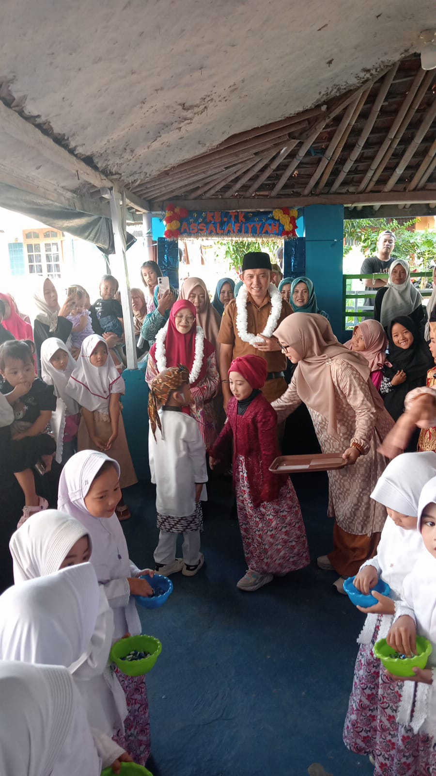 Penuh Tingkah Lucu dan Kreasi Seni, Kades dan Ketua PKK Kertayasa Hadiri Pelepasan Murid KOBER dan TK Assyalafiyah